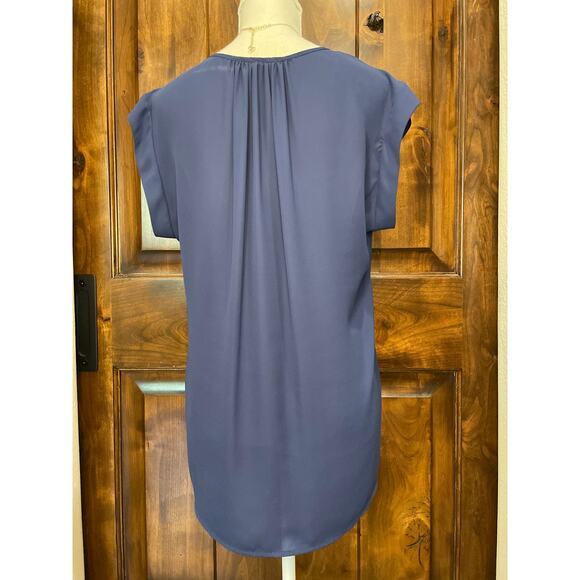 DR2 Blue Crepe Short Sleeve Pleated Blouse Size Medium - Picture 3 of 6